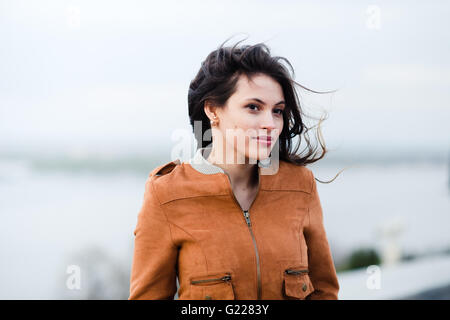 Ritratto di un giovane sorridente wanderer uomo traveler godendo il suo tempo libero nella natura Foto Stock
