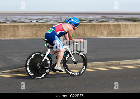 La 5th edizione di questo evento ciclistico di Southport è stata nuovamente inclusa come parte del British Triathlon Major Events Program come gruppo GB Age Team Qualifier in sella ai Campionati mondiali di Triathlon Standard A Distanza dell'ITU, diventando rapidamente un evento sportivo iconico, per ciclisti, corridori e piloti, Passando per molti dei punti di riferimento di questa famosa località balneare. Un percorso veloce e piatto in bicicletta su strade completamente chiuse, con ciclisti che indossano casco aerodinamico, lungo la costa, seguito da una pista similmente piatta e panoramica intorno al lago. Foto Stock