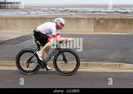 La quinta edizione di questo Southport manifestazione ciclistica ancora una volta è stato incluso come parte della British Triathlon Grandi Eventi programma come un GB di età gruppo Qualificatore del Team di equitazione per Standard ITU Distanza Triathlon World Championships rapidamente diventando un iconico evento sportivo, per il ciclista, guide e piloti, passando molti dei punti di riferimento di questa famosa località balneare. Un veloce & flat bike corso su completamente chiuso le strade, con i ciclisti che indossano il casco aerodinamico, lungo la costa, seguita da un analogamente piana e scenic correre intorno al lago. Foto Stock