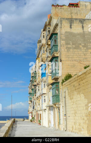 Casa con balconi su Malta al mare in estate Foto Stock