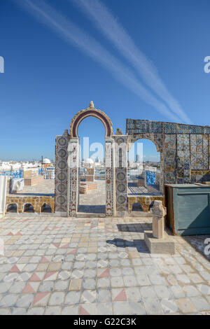 Scenic rovine coperte con piastrelle smaltate sul tetto del palazzo nella Medina di Tunisi, Tunisia Foto Stock