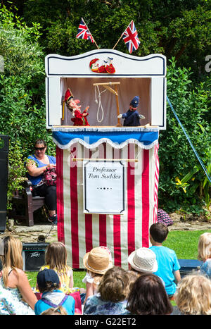 I bambini la visione di un tradizionale Punch e Judy visualizza Foto Stock