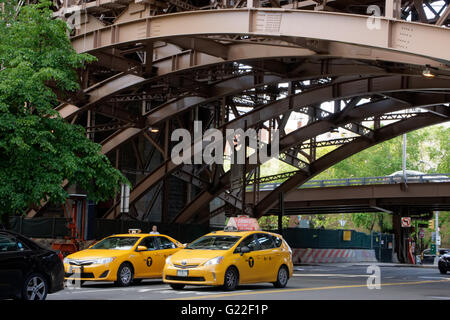 Il traffico su strada di acqua in Lower Manhattan passando sotto il ponte di Brooklyn. Foto Stock