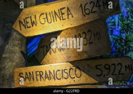 Legno segni freccia indicante la direzione di vari luoghi e distanze in miglia Foto Stock