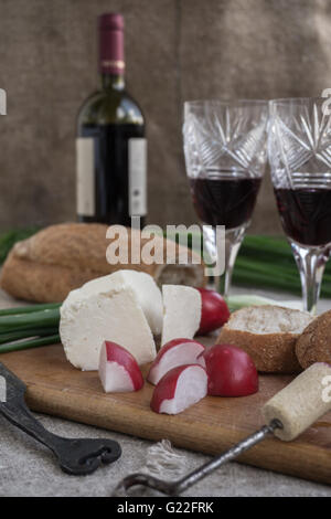 Wineglass, Rafano, pane e formaggio sono il saccheggio Foto Stock