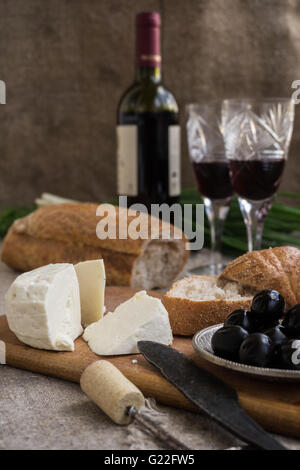 Ottava, wineglass, pane e formaggio sono il saccheggio Foto Stock