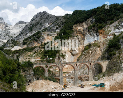 Ponti di Vara bianco cava di marmo di Carrara, Italia. Ponte iconica e scavatori ecc. Foto Stock