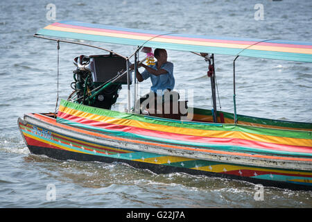 Lunga coda di barche in Bangkok sul Fiume Chao Phraya Foto Stock