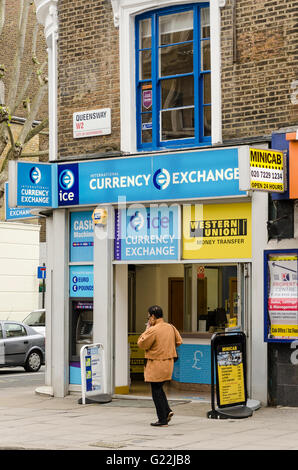 Un cambio valuta l'angolo di Queensway e Inverness Place in Bayswater, Londra. Foto Stock