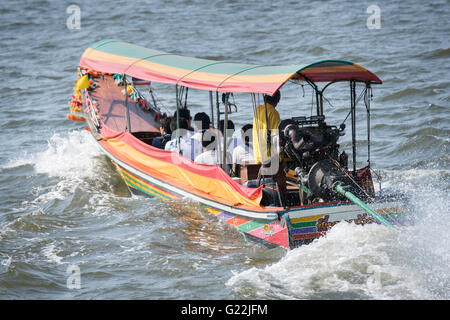 Lunga coda di barche in Bangkok sul Fiume Chao Phraya Foto Stock