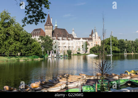 Bellissimo castello di Vajdahunyad sulle rive del Danubio, Budapest, Ungheria Foto Stock