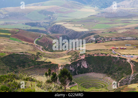 Guarda le terrazze inca di Moray da alta nelle colline nei pressi del villaggio di Misminay, Perù Foto Stock