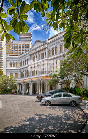 Il modo di trasmissione e ingresso principale al Raffles Hotel di Singapore sulla luglio 11, 2012. Foto Stock