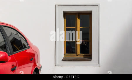 Vecchio e nuovo - un colore rosso brillante auto parcheggiate al di fuori del XII secolo il monastero di Strahov, Strahovský klášter, Praga, Repubblica ceca, Foto Stock