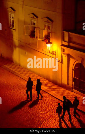 Praga di notte. Praga è famosa per la sua fioca illuminazione della strada di notte. Città vecchia di Praga, Repubblica Ceca Foto Stock