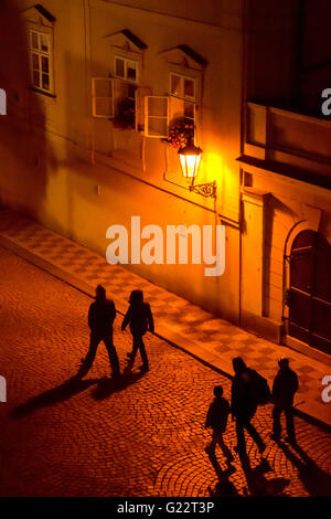 Praga di notte. Praga è famosa per la sua fioca illuminazione della strada di notte. Città vecchia di Praga, Repubblica Ceca Foto Stock