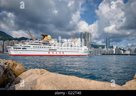 HONG KONG, Lei Yue Mun - Giugno 4, 2015: una nave passeggeri entra Victoria Harbour attraverso di Lei Yue Mun canale in Hong Kong il 5 giugno 2015. Foto Stock