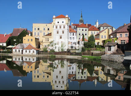 Jindrichuv Hradec con la riflessione in acqua, Repubblica Ceca Foto Stock