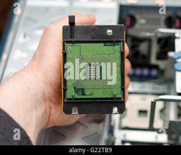 Tecnico informatico installazione di CPU nella scheda madre. Foto Stock