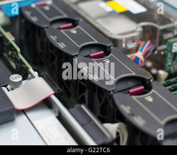 All'interno del PC server. Scheda madre con molti ventilatori dello scambiatore. Foto Stock