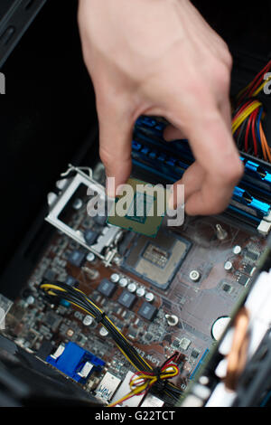 Tecnico informatico installazione di CPU nella scheda madre. Foto Stock