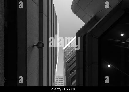 In bianco e nero in alto vista dei grattacieli di Adelaide. Foto Stock