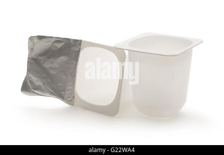 Vuoto schiacciato in plastica vasetti di yogurt su bianco Foto stock - Alamy