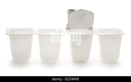 Vuoto schiacciato in plastica vasetti di yogurt su bianco Foto