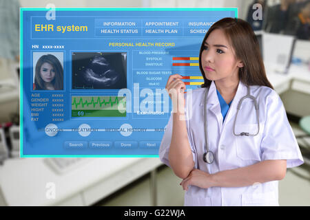Medico donna e la visualizzazione di Electronic Health Record system che visualizza paziente informazioni mediche. Foto Stock