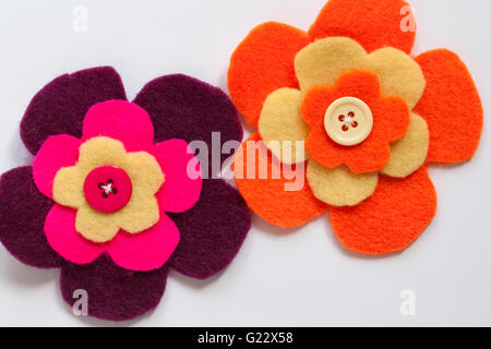 Fatte a mano badge colorati realizzati dal feltro e pulsanti isolati su sfondo bianco Foto Stock