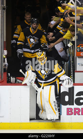 Tampa, Florida, Stati Uniti d'America. 22 Maggio, 2016. DIRK SHADD | Times.i pinguini di Pittsburgh goalie Marc-andré Fleury (29) passi sul ghiaccio per il pregame warmup prima del gioco cinque della Eastern Conference Finals tra il Tampa Bay Lightning e i pinguini di Pittsburgh alla Console Energy Center in Pittsburgh, Pa., domenica 22 maggio, 2016. © Dirk Shadd/Tampa Bay volte/ZUMA filo/Alamy Live News Foto Stock