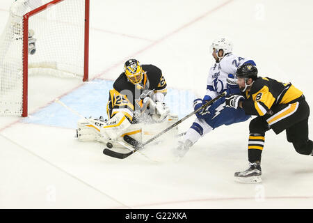 Tampa, Florida, Stati Uniti d'America. 22 Maggio, 2016. DIRK SHADD | Orari.Tampa Bay Lightning ala destra Ryan Callahan (24) fermato su un tentativo sul traguardo da Pittsburgh Penguins goalie Marc-andré Fleury (29) nel primo periodo in gioco cinque della Eastern Conference Finals tra il Tampa Bay Lightning e i pinguini di Pittsburgh alla Console Energy Center in Pittsburgh, Pa., domenica 22 maggio, 2016. © Dirk Shadd/Tampa Bay volte/ZUMA filo/Alamy Live News Foto Stock