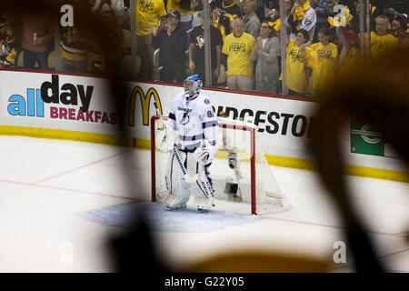 Tampa, Florida, Stati Uniti d'America. 22 Maggio, 2016. DIRK SHADD | Orari.Tampa Bay Lightning goalie Andrei Vasilevskiy (88) visto attraverso sventolare asciugamani dopo alla fine del primo periodo obiettivo da Pittsburgh Penguins defenceman Brian Dumoulin (8) nel gioco 5 dei finali orientali di congresso tra il Tampa Bay Lightning e i pinguini di Pittsburgh alla Console Energy Center in Pittsburgh, Pa., domenica 22 maggio, 2016. © Dirk Shadd/Tampa Bay volte/ZUMA filo/Alamy Live News Foto Stock