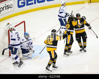 Tampa, Florida, Stati Uniti d'America. 22 Maggio, 2016. DIRK SHADD | Orari.Tampa Bay Lightning goalie Andrei Vasilevskiy (88) nella rete come i pinguini di Pittsburgh ala destra Patric Hornqvist (72) ottiene un abbraccio da Pittsburgh Penguins center Sidney Crosby (87) Hornqvist dopo il traguardo nel secondo periodo di gioco 5 dei finali orientali di congresso tra il Tampa Bay Lightning e i pinguini di Pittsburgh alla Console Energy Center in Pittsburgh, Pa., domenica 22 maggio, 2016. © Dirk Shadd/Tampa Bay volte/ZUMA filo/Alamy Live News Foto Stock