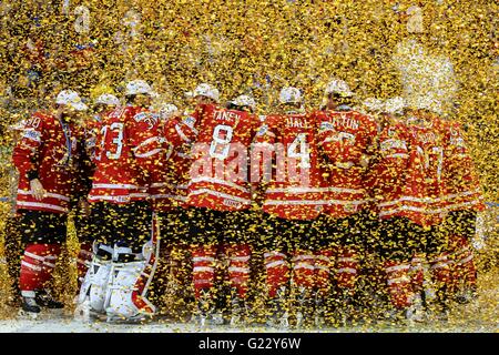 Mosca, Russia. 22 Maggio, 2016. Canada della squadra nazionale celebra durante la cerimonia di premiazione della IIHF Hockey su ghiaccio nel Campionato del Mondo a Mosca, in Russia, il 22 maggio 2016. Il Canada ha vinto 2-0 e rivendicato il titolo. Credito: Evgeny Sinitsyn/Xinhua/Alamy Live News Foto Stock