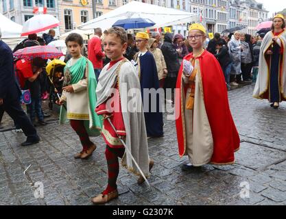 Mons, Belgio. 22 Maggio, 2016. I bambini prendono parte il Doudou festival tenutosi a Mons in Belgio, maggio 22, 2016. Il Doudou Festival contiene due parti importanti processione du auto d'Or e combattere dit "Lumecon'. Più di 100.000 turisti hanno partecipato al festival che ha 700 anni di storia. Il Doudou Festival è stato riconosciuto nel 2005 dall'UNESCO come uno dei capolavori del patrimonio orale ed immateriale dell'umanità. Credito: Gong Bing/Xinhua/Alamy Live News Foto Stock