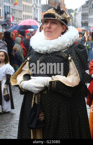 Mons, Belgio. 22 Maggio, 2016. Una donna prende parte alla Doudou festival tenutosi a Mons in Belgio, maggio 22, 2016. Il Doudou Festival contiene due parti importanti processione du auto d'Or e combattere dit "Lumecon'. Più di 100.000 turisti hanno partecipato al festival che ha 700 anni di storia. Il Doudou Festival è stato riconosciuto nel 2005 dall'UNESCO come uno dei capolavori del patrimonio orale ed immateriale dell'umanità. Credito: Gong Bing/Xinhua/Alamy Live News Foto Stock