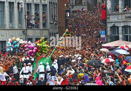 Mons, Belgio. 22 Maggio, 2016. La gente a prendere parte alla Doudou festival tenutosi a Mons in Belgio, maggio 22, 2016. Il Doudou Festival contiene due parti importanti processione du auto d'Or e combattere dit "Lumecon'. Più di 100.000 turisti hanno partecipato al festival che ha 700 anni di storia. Il Doudou Festival è stato riconosciuto nel 2005 dall'UNESCO come uno dei capolavori del patrimonio orale ed immateriale dell'umanità. Credito: Gong Bing/Xinhua/Alamy Live News Foto Stock