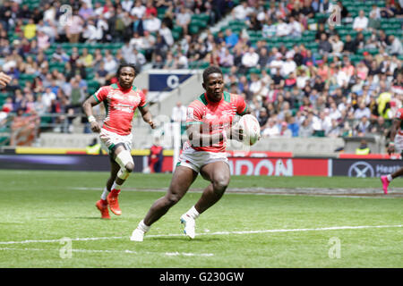 Londra, Regno Unito. Il 22 maggio 2016. Robert Aringo con la palla durante il Kenya v Brasile scudo Semi Finale alla HSBC London Sevens World Series a Twickenham. Kenya battere il Brasile 38 - 5. Credito: Elsie Kibue / Alamy Live News Foto Stock