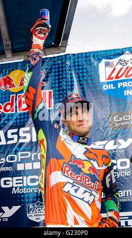 Rancho Cordova, CA. 21 Maggio, 2016. Rider Ryan Dungey prendete la seconda complessivamente durante il Lucas Oil Pro Motocross 450 campionato di classe podio al motocross Hangtown Classic Rancho Cordova, CA Thurman James/CSM/Alamy Live News Foto Stock