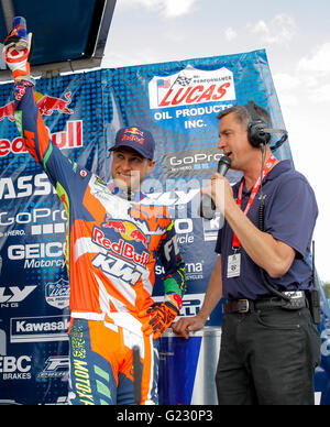 Rancho Cordova, CA. 21 Maggio, 2016. Rider Ryan Dungey prendete la seconda complessivamente durante il Lucas Oil Pro Motocross 450 campionato di classe podio al motocross Hangtown Classic Rancho Cordova, CA Thurman James/CSM/Alamy Live News Foto Stock