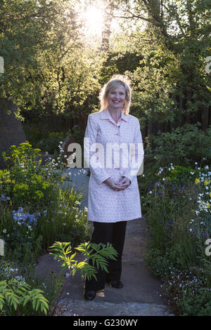 Londra, Regno Unito. Il 23 maggio 2016. BBC weather presenter Carol Kirkwood. Premere il tasto Giorno della RHS Chelsea Flower Show. Il 2016 mostra è aperta al pubblico dal 24-28 maggio 2016. Credito: Immagini vibranti/Alamy Live News Foto Stock