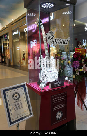 Dubai, Emirati arabi uniti (EAU). 22 Maggio, 2016. Coronet diamante della chitarra, che imposta un Guinness World Record per 'Most preziosa chitarra', è mostrato in Dubai Emirati Arabi Uniti (EAU), 22 maggio 2016. La chitarra è decorato con oltre 400 carati di diamanti impostato in circa 1,6 kg di oro. Il fiore è stimato a 2 milioni di dollari. Credito: Li Zhen/Xinhua/Alamy Live News Foto Stock