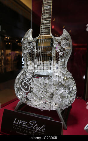 Dubai, Emirati arabi uniti (EAU). 22 Maggio, 2016. Coronet diamante della chitarra, che imposta un Guinness World Record per 'Most preziosa chitarra', è mostrato in Dubai Emirati Arabi Uniti (EAU), 22 maggio 2016. La chitarra è decorato con oltre 400 carati di diamanti impostato in circa 1,6 kg di oro. Il fiore è stimato a 2 milioni di dollari. Credito: Li Zhen/Xinhua/Alamy Live News Foto Stock