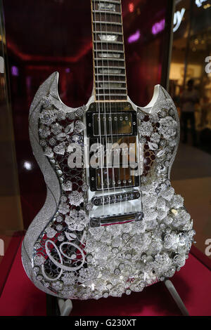 Dubai, Emirati arabi uniti (EAU). 22 Maggio, 2016. Coronet diamante della chitarra, che imposta un Guinness World Record per 'Most preziosa chitarra', è mostrato in Dubai Emirati Arabi Uniti (EAU), 22 maggio 2016. La chitarra è decorato con oltre 400 carati di diamanti impostato in circa 1,6 kg di oro. Il fiore è stimato a 2 milioni di dollari. Credito: Li Zhen/Xinhua/Alamy Live News Foto Stock