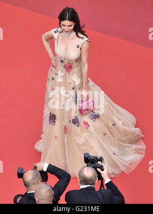 Cannes, Francia. 18 Maggio, 2016. epa05315413 modello rumena Catrinel Marlon arriva per lo screening di 'La Fille Inconnue' (La Ragazza Ignota) durante la sessantanovesima annuale di Cannes Film Festival di Cannes, Francia, 18 maggio 2016. Il film è presentato nella competizione ufficiale del festival che corre dal 11 al 22 maggio. EPA/CLEMENS BILAN |/picture alliance © dpa/Alamy Live News Foto Stock