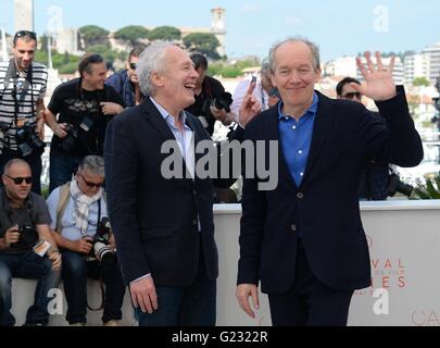 2850515 05/18/2016 belga di registi Jean-Pierre Dardenne, sinistra, e Luc Dardenne durante una foto chiamata per il film La Fille Inconnue alla sessantanovesima Cannes Film Festival. Ekaterina Chesnokova/Sputnik |/picture alliance Foto Stock