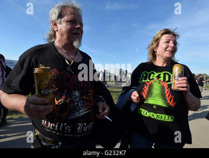 Praga, Repubblica Ceca. 22 Maggio, 2016. Ventole pongono durante il concerto di Australian rock band AC/DC a Praga Repubblica Ceca, 22 maggio 2016. Credito: Katerina Sulova/CTK foto/Alamy Live News Foto Stock