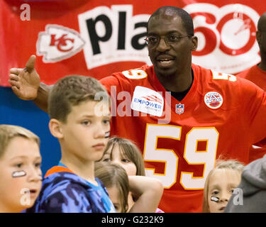 Joplin, Missouri, Stati Uniti d'America. Il 20 maggio 2016. Ex KC Chiefs' linebacker Shawn Barber serve come KC ambasciatore per i capi della comunità Team di cura e di come il suo ruolo guida M.C. per il gioco 60 Clinic tenuto a Joplin. Dopo aver parlato con i bambini sulla importanza della nutrizione, dieta ed esercizio fisico, Barbiere dirige i bambini al loro designato zone di allenamento. © Serena S.Y. Hsu/ZUMA filo/Alamy Live News Foto Stock