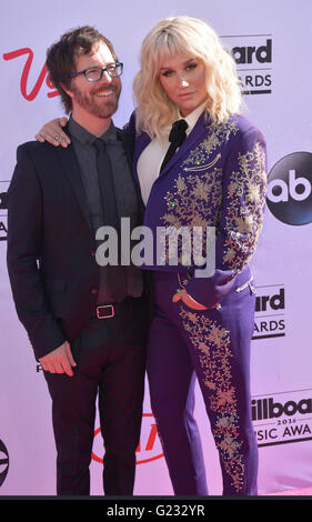 Las Vegas, Nevada, USA. 22 Maggio, 2016. Musicisti Kesha e Ben Folds frequentare il 2016 Billboard Music Awards a T-Mobile Arena il Maggio 22, 2016 a Las Vegas, Nevada. Credito: Marcel Thomas/ZUMA filo/Alamy Live News Foto Stock